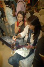 Achint Kaur, Tia Bajpai at DVD launch of Haunted - 3D in Planet M on 19th July 2011 (18).JPG